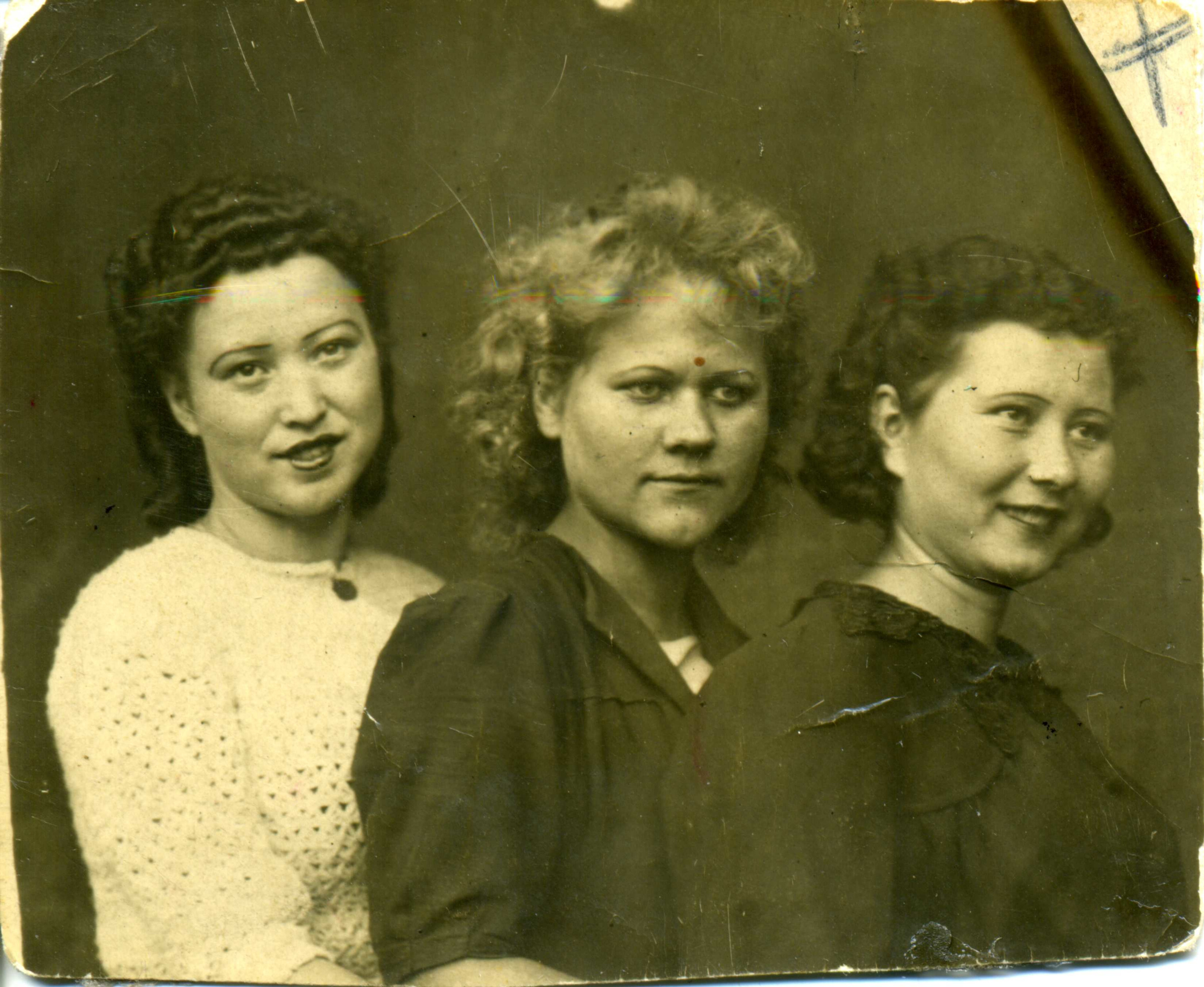 Галина (крайняя слева) с подругами