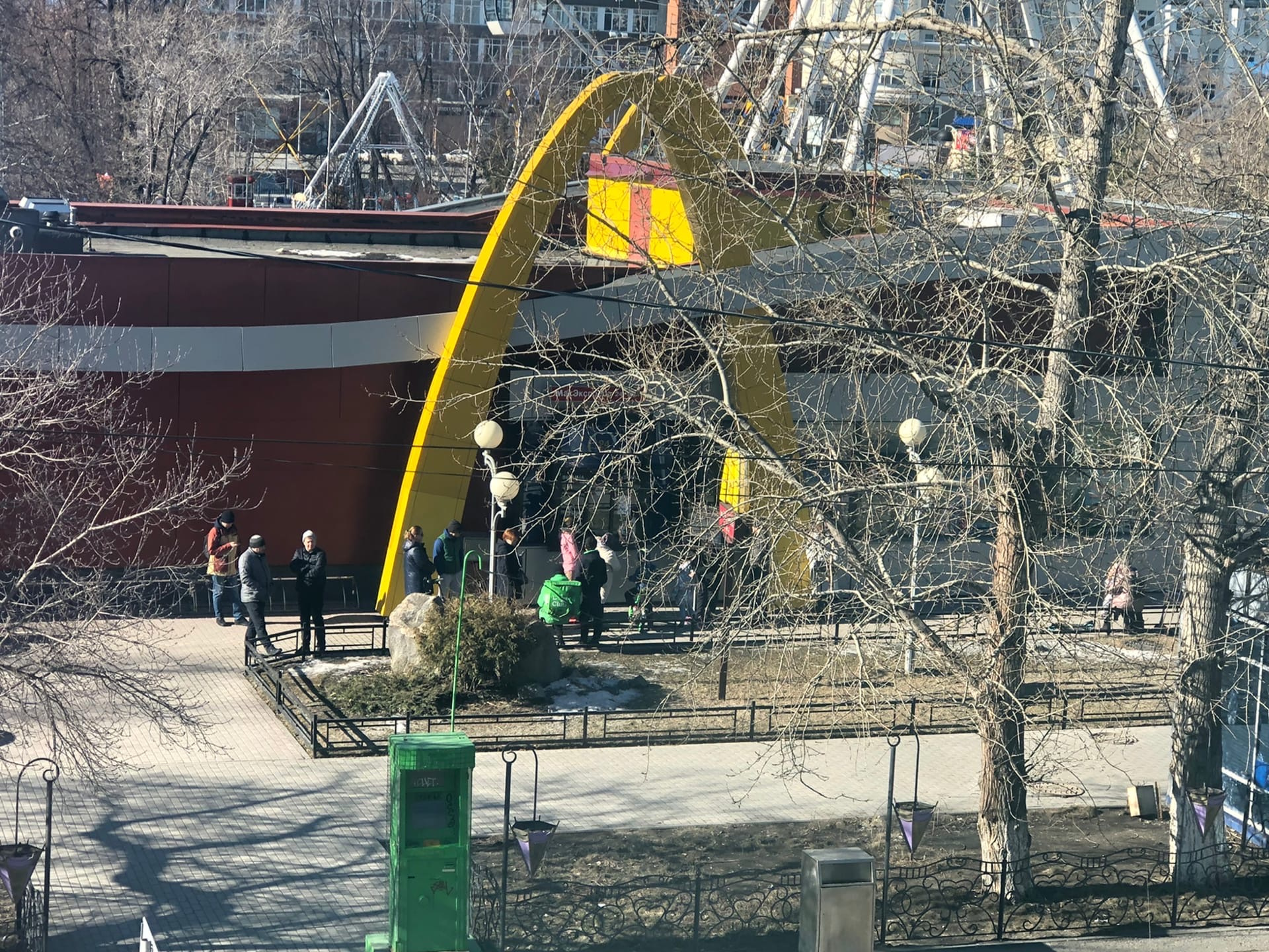 Около десяти человек ожидают своей очереди сделать заказ Около десяти человек ожидают своей очереди сделать заказ