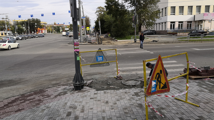 Укладчик плитки напал на челябинского роллера, возмутившегося неровным тротуаром на проспекте Ленина