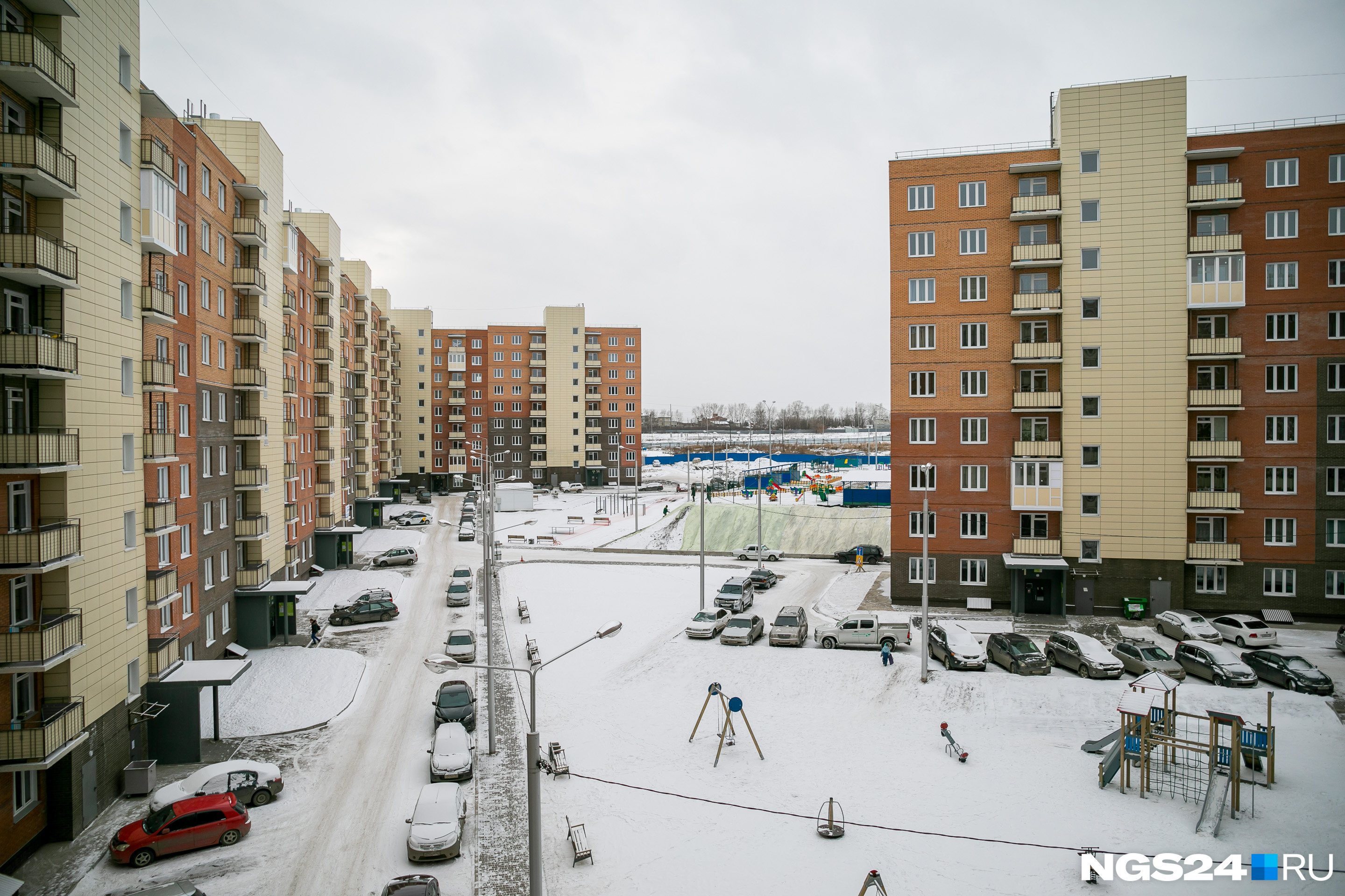На фото — один дом, который имеет частично закрытый двор На фото — один дом, который имеет частично закрытый двор