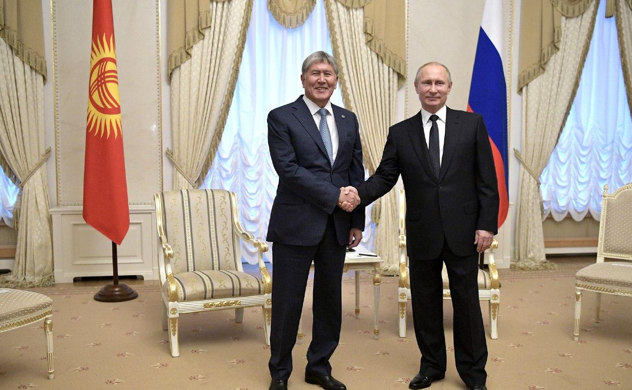 Алмазбек Атамбаев и Владимир Путин, в Санкт-Петербурге в 2017 году