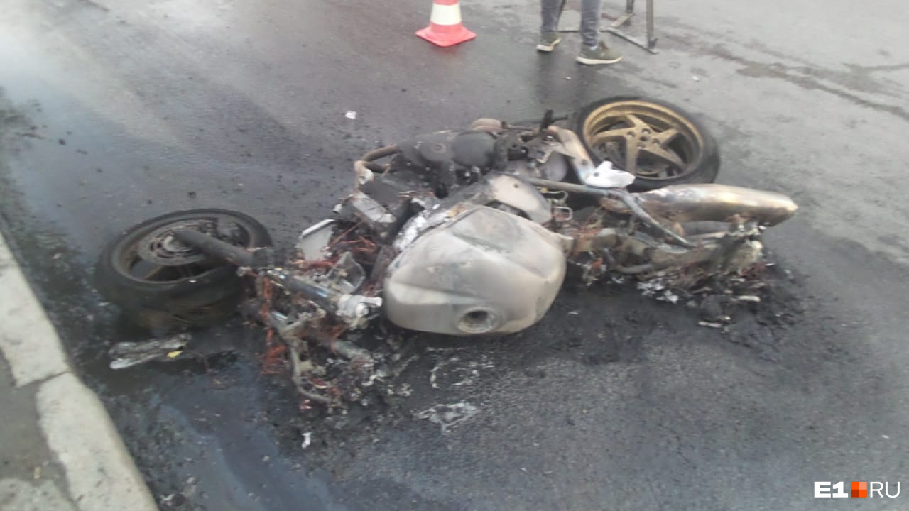 После столкновения иномарка и мотоцикл сгорели