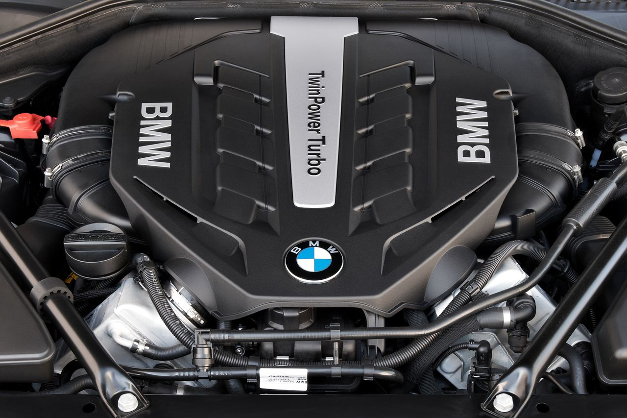 На BMW 750Li ставились моторы V8 объемом 4,4 литра с двойным наддувом: агрегат очень сложный и требующий качественного обслуживания