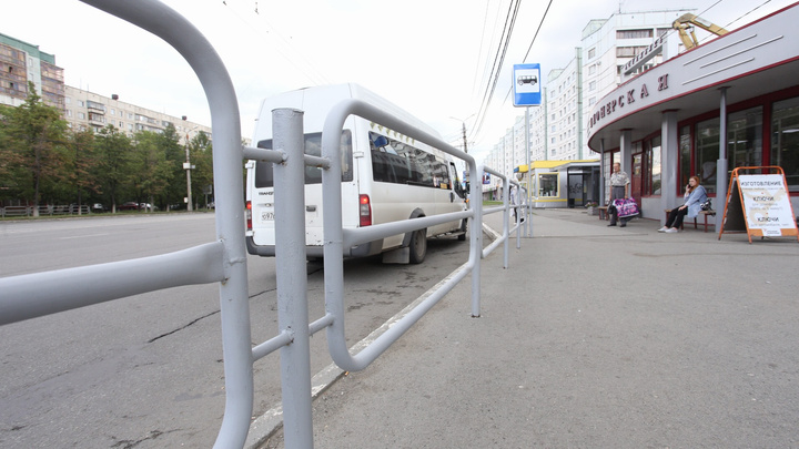 Пока в центре Челябинска сносят заборы, на Северо-Западе, наоборот, устанавливают серые ограждения