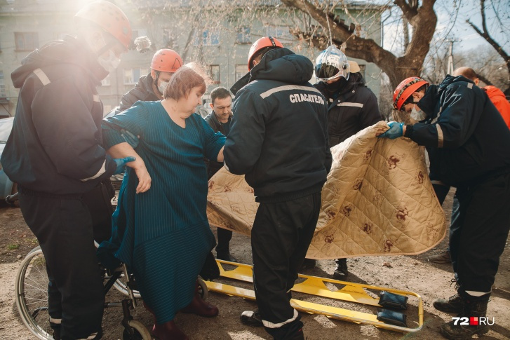 Спасатели положили Любовь Михайловну на специальные носилки и понесли в дом Спасатели положили Любовь Михайловну на специальные носилки и понесли в дом