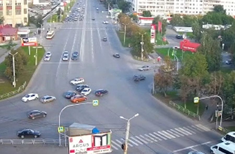 Момент после ДТП. По видео складывается впечатление, что Solaris намеревался проехать прямо, но теоретически он имел возможность повернуть налево, выполнив требование знаков