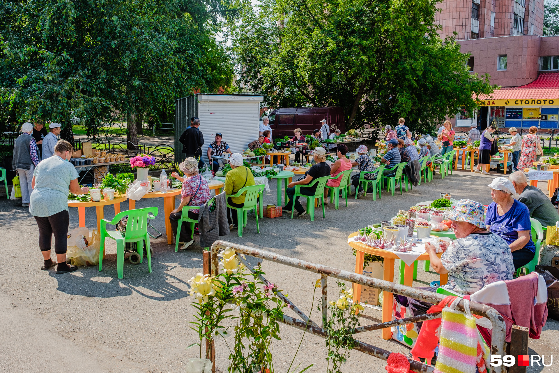 Здесь продают не только ягоды, но и зелень с овощами Здесь продают не только ягоды, но и зелень с овощами