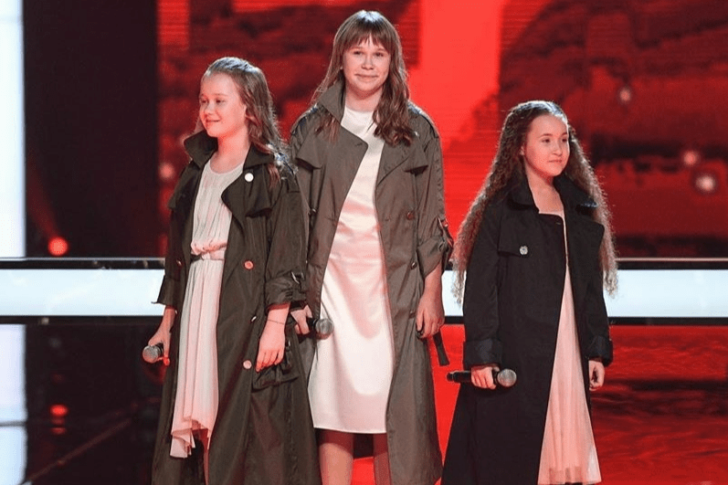 Во время поединков Варвара Музеева, Софья Туманова и Кира Науменко (слева направо) исполнили песню «Одно и то же» группы IOWA