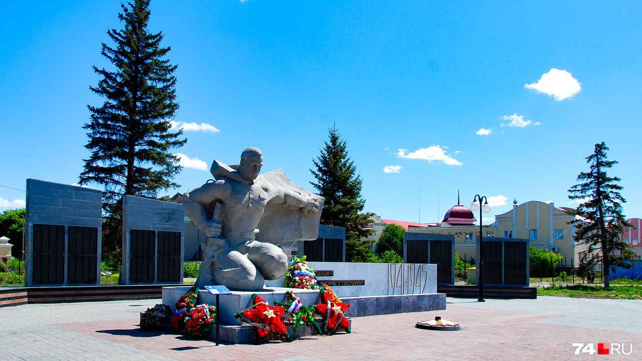 Но есть и дань советскому периоду: в ухоженном сквере памяти — монумент воинам