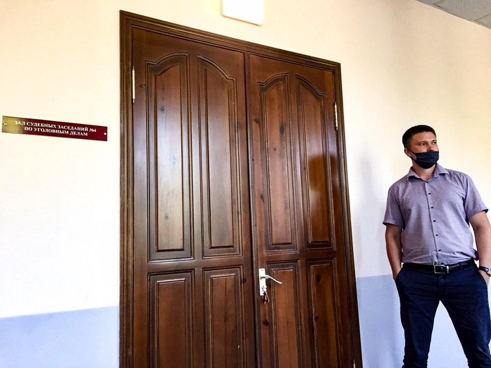 Пока один давал показания, другой ждал в коридоре Пока один давал показания, другой ждал в коридоре