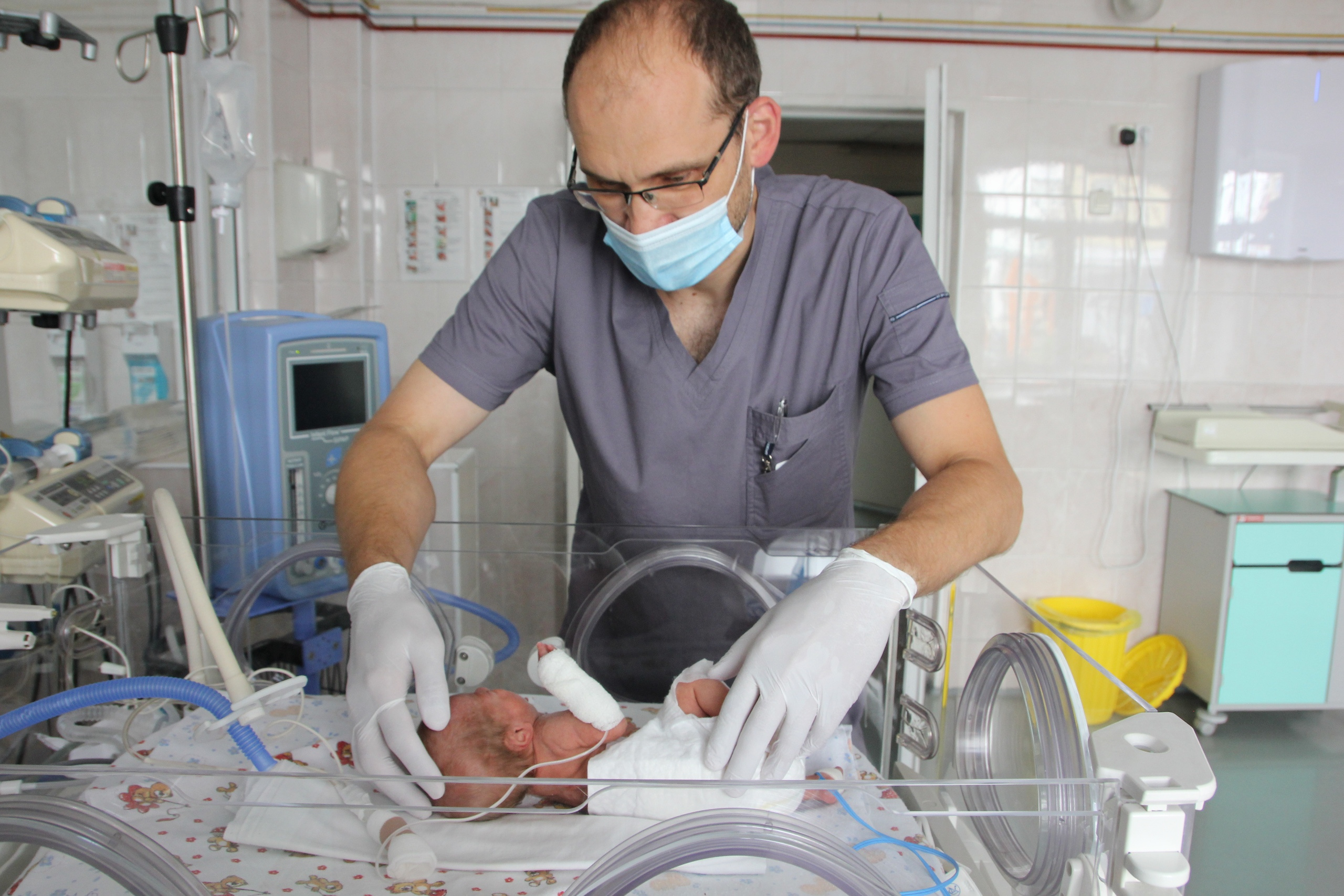 Неонатальные хирурги работают именно с новорождёнными