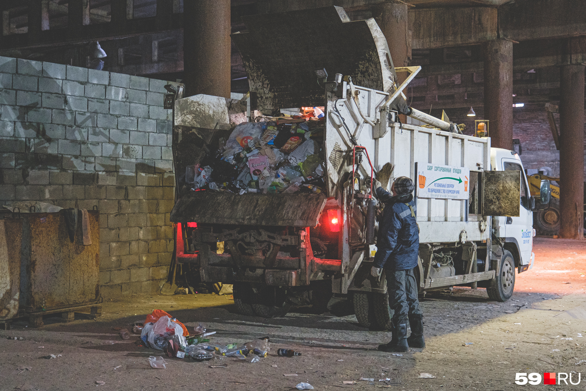 Отходы из специальных мусоровозов не смешивают с обычным мусором — они лежат в разных кучах 