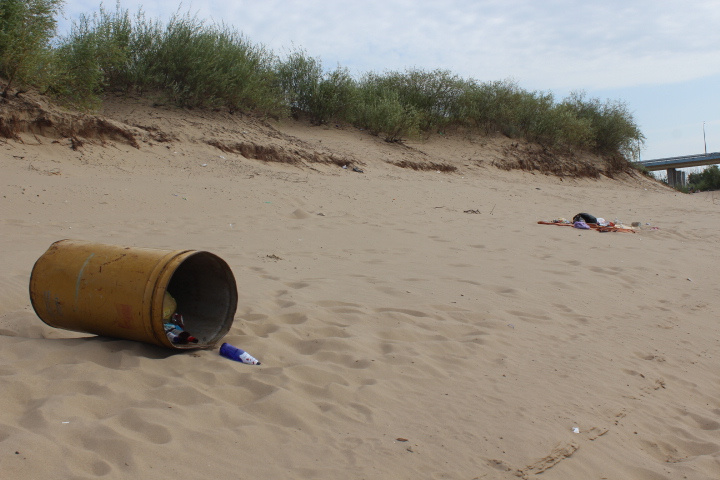 Накопившийся на пляже мусор не помещается в баки 