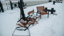 На набережной в Архангельске сломали новые кресла, которые установили для горожан осенью