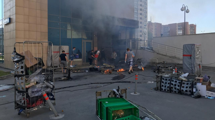 «Люди говорят, был взрыв»: в Екатеринбурге сгорел магазин на первом этаже новостройки