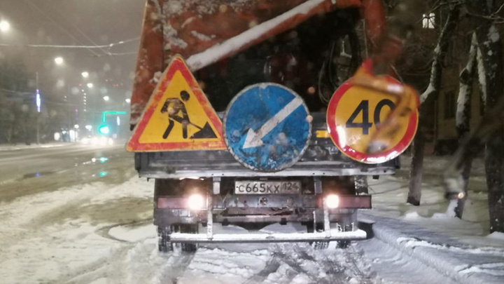 «Машину краской тебе зальем»: пойманные за нанесением разметки в снег дорожники начали угрожать очевидцу