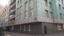 В Новосибирске из окна 5-го этажа бизнес-центра выпал мужчина