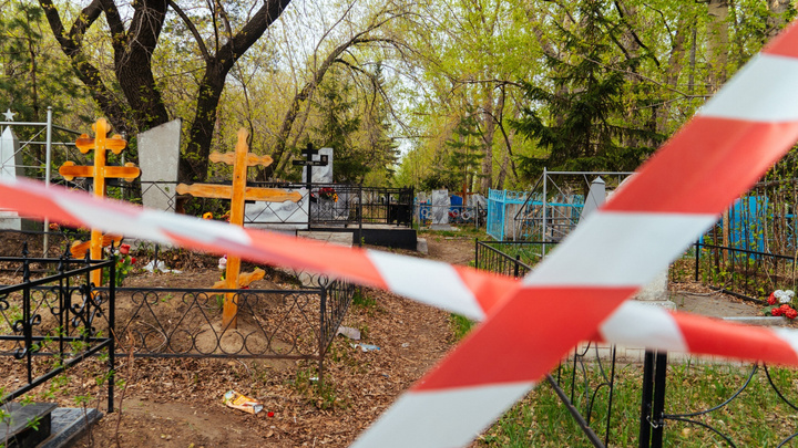 Жителям Свердловской области разрешили в Троицу прийти на кладбище