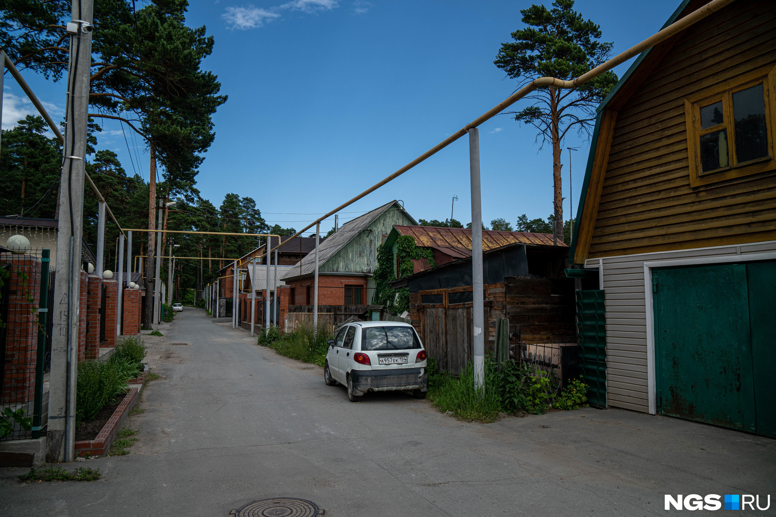 В посёлке, как и в соседнем, всего одна короткая прямая улица, но домов больше