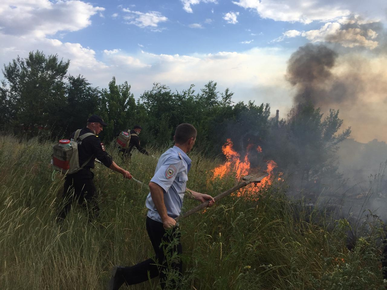Крупный пожар под Фролово тушили с обеда и до позднего вечера МЧС и полиция Крупный пожар под Фролово тушили с обеда и до позднего вечера МЧС и полиция