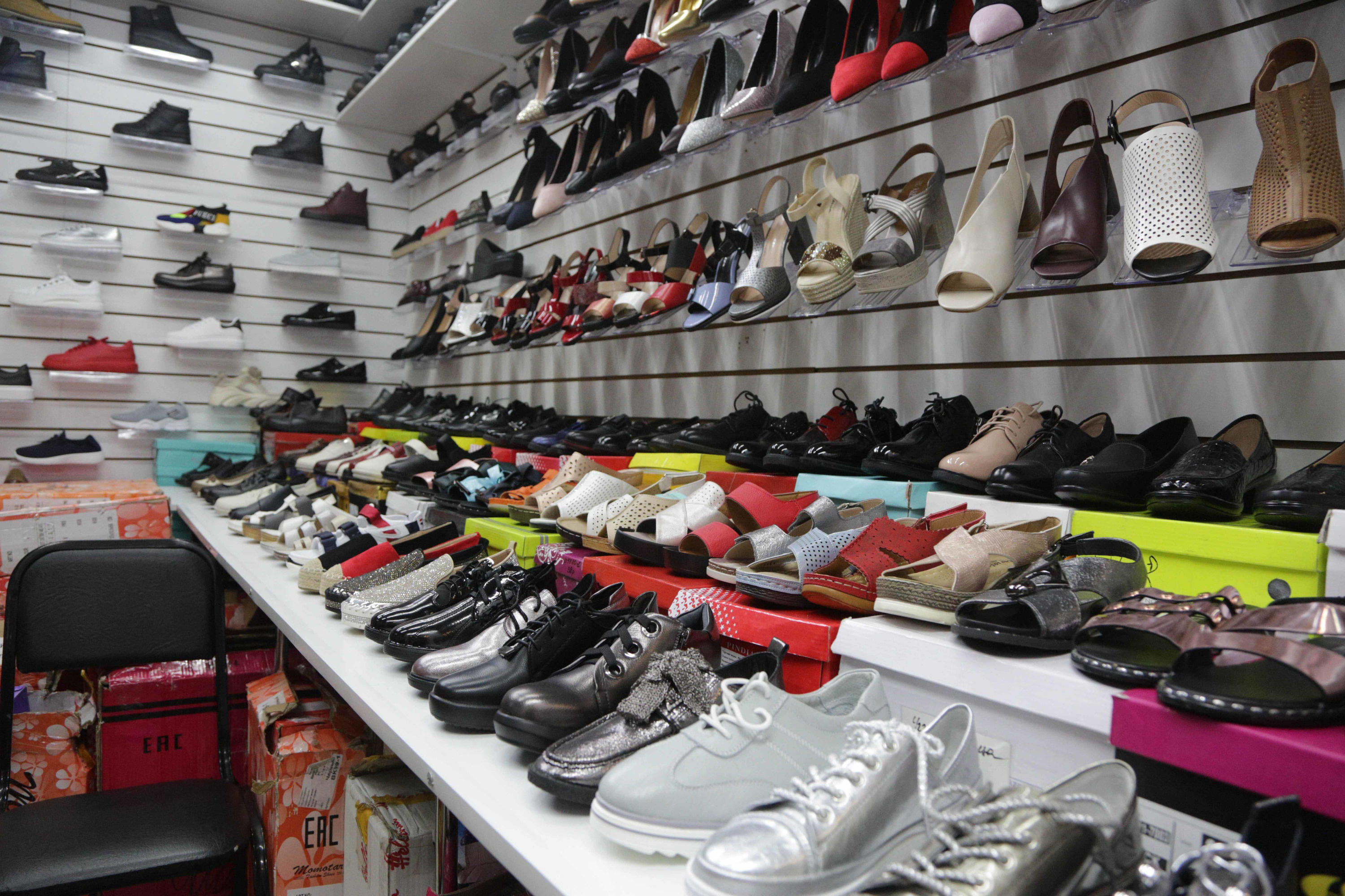 Полки с обувью ломятся от разнообразия. В магазины уже завезли трендовые сандалии на платформе и босоножки с квадратным носом