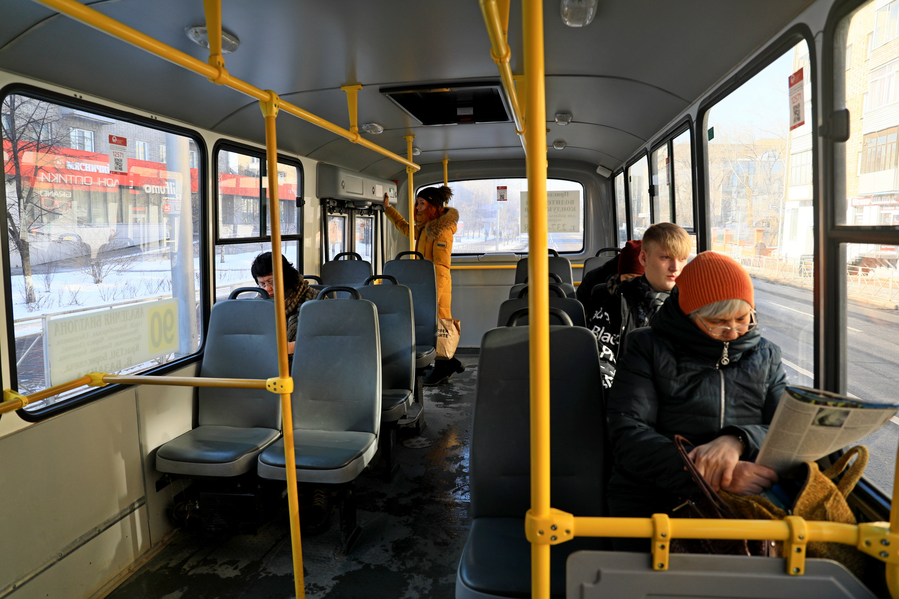 Этот же автобус внутри довольно просторный. Есть места для пассажиров с ограниченными возможностями Этот же автобус внутри довольно просторный. Есть места для пассажиров с ограниченными возможностями
