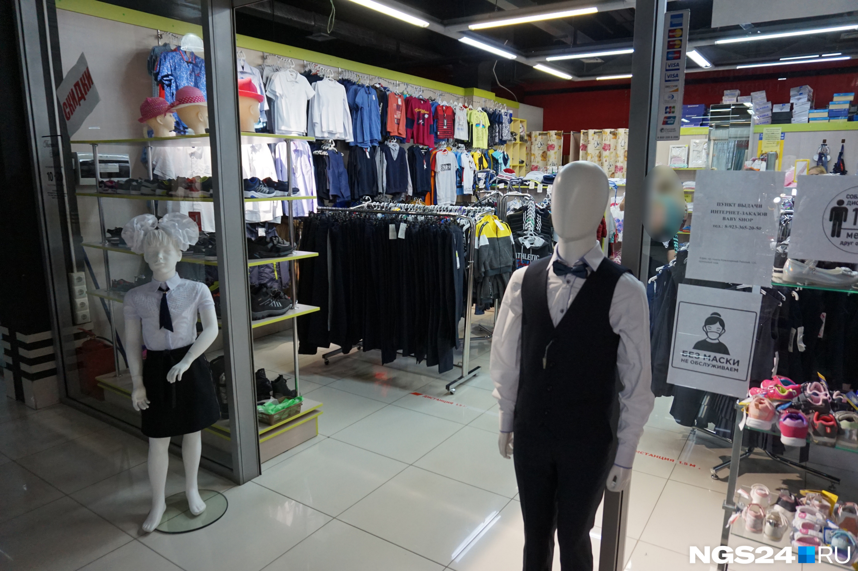 В «Красноярье» всего два отдела с формой, оба — в цоколе. Это Baby Shop, на девочек — до 164 см, на мальчиков — до 170 см