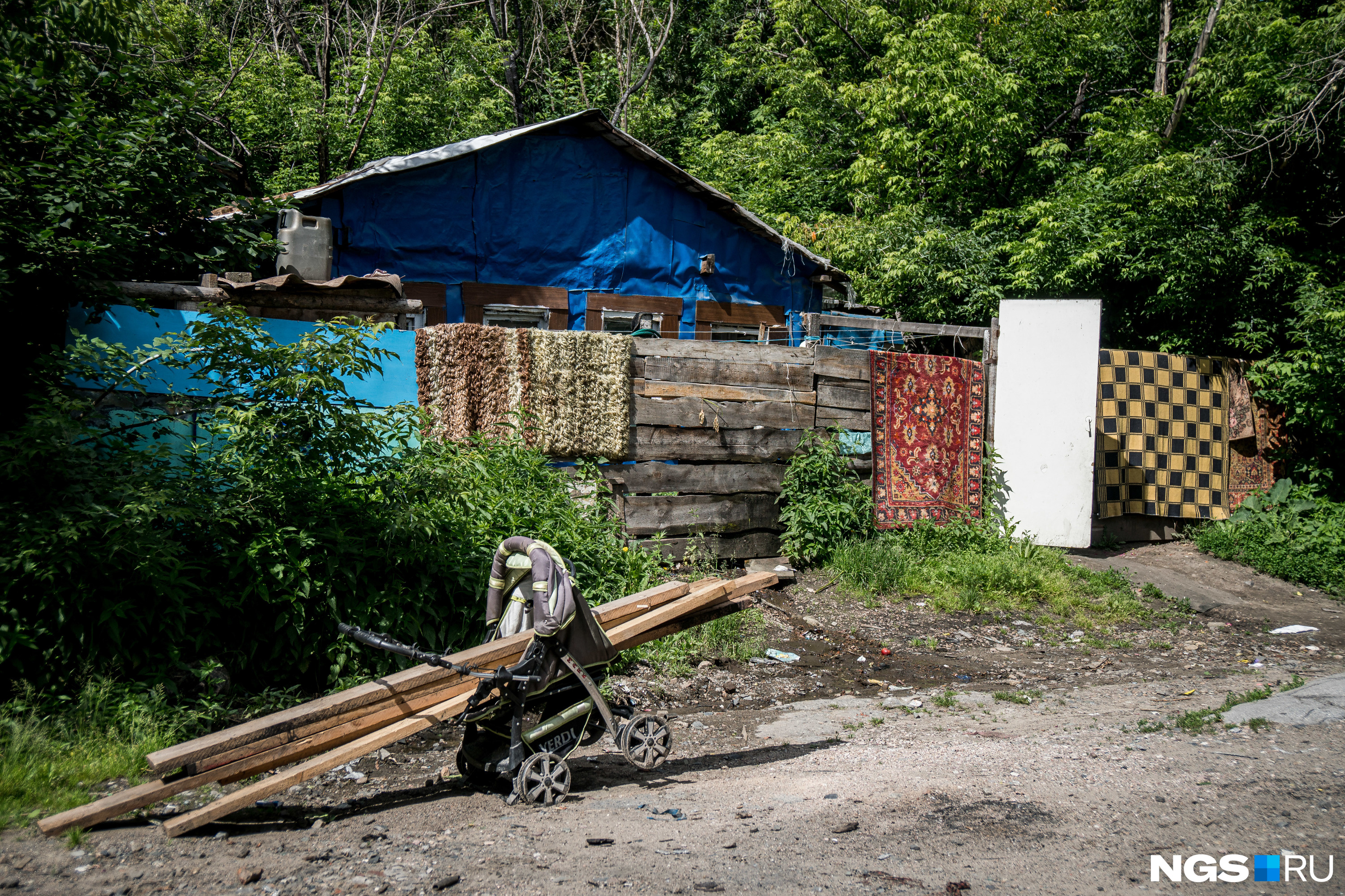Чужие в цыганские переулки не заходят, поэтому двери здесь нараспашку, при этом закоулки этих улиц часто используют для закладок с наркотиками, пожаловались местные жители