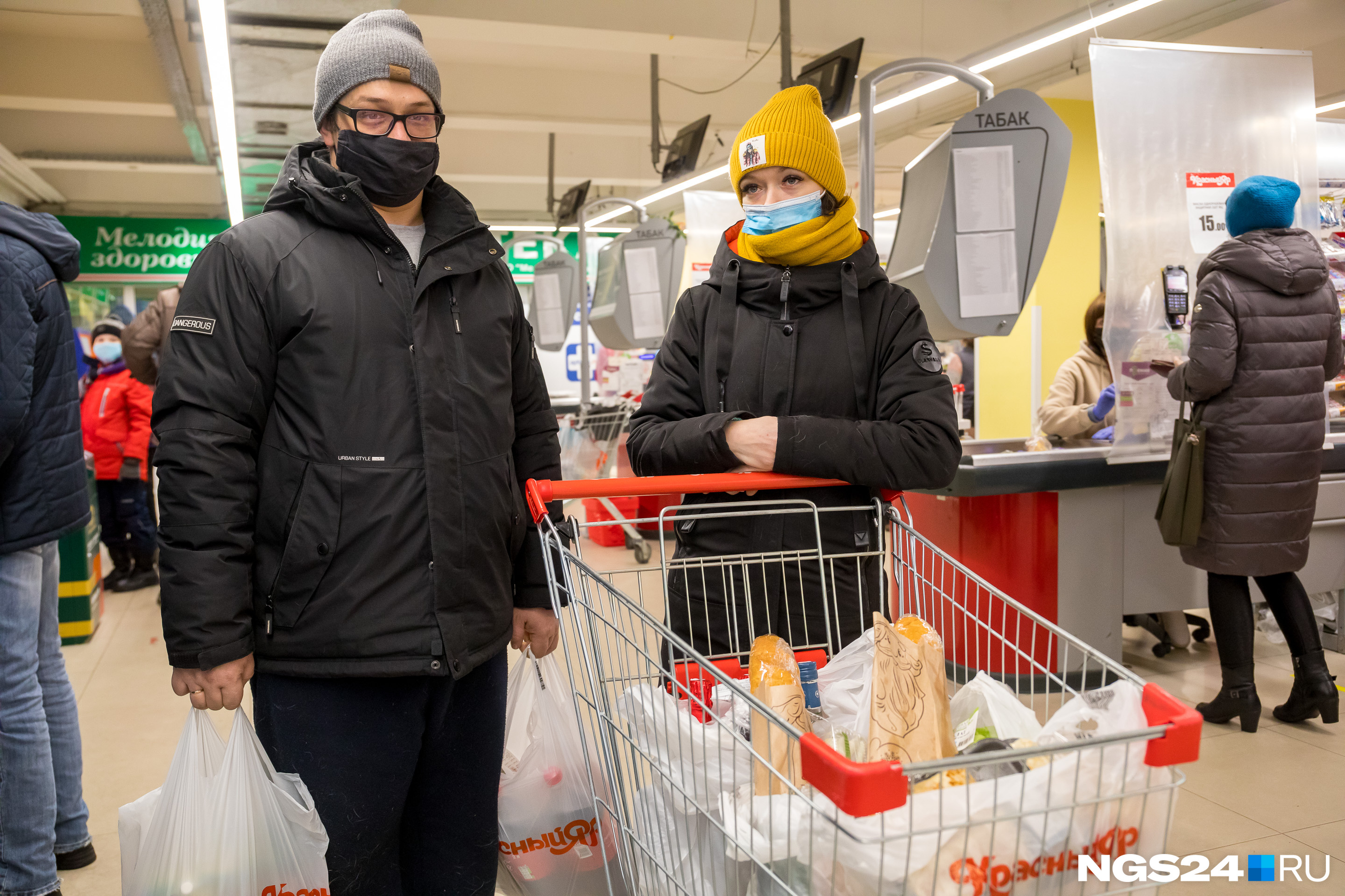 Один поход в супермаркет паре обошелся в девять тысяч рублей, и он «не первый и не последний» перед праздником, признаются парень с девушкой
