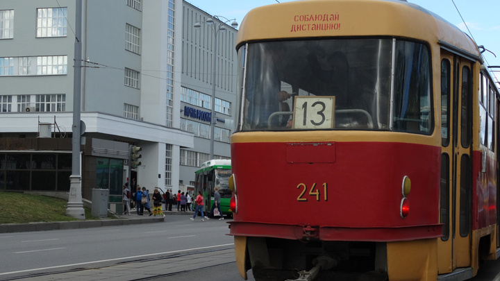 В центре Екатеринбурга закроют два перекрестка. Как будут ходить трамваи и автобусы?