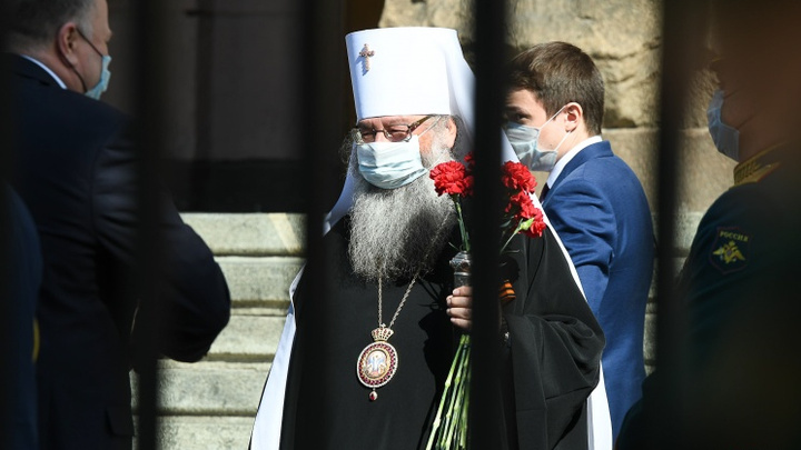 В маске был даже митрополит: в Екатеринбурге возложили венки к памятнику Жукова