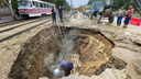 В Волгограде из-за трубы, затопившей дорогу и трамвайные пути, отключили воду в частном секторе