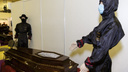 «Родственники хотят видеть умершего»: в Новосибирске из-за коронавируса стали заказывать гробы с окошком