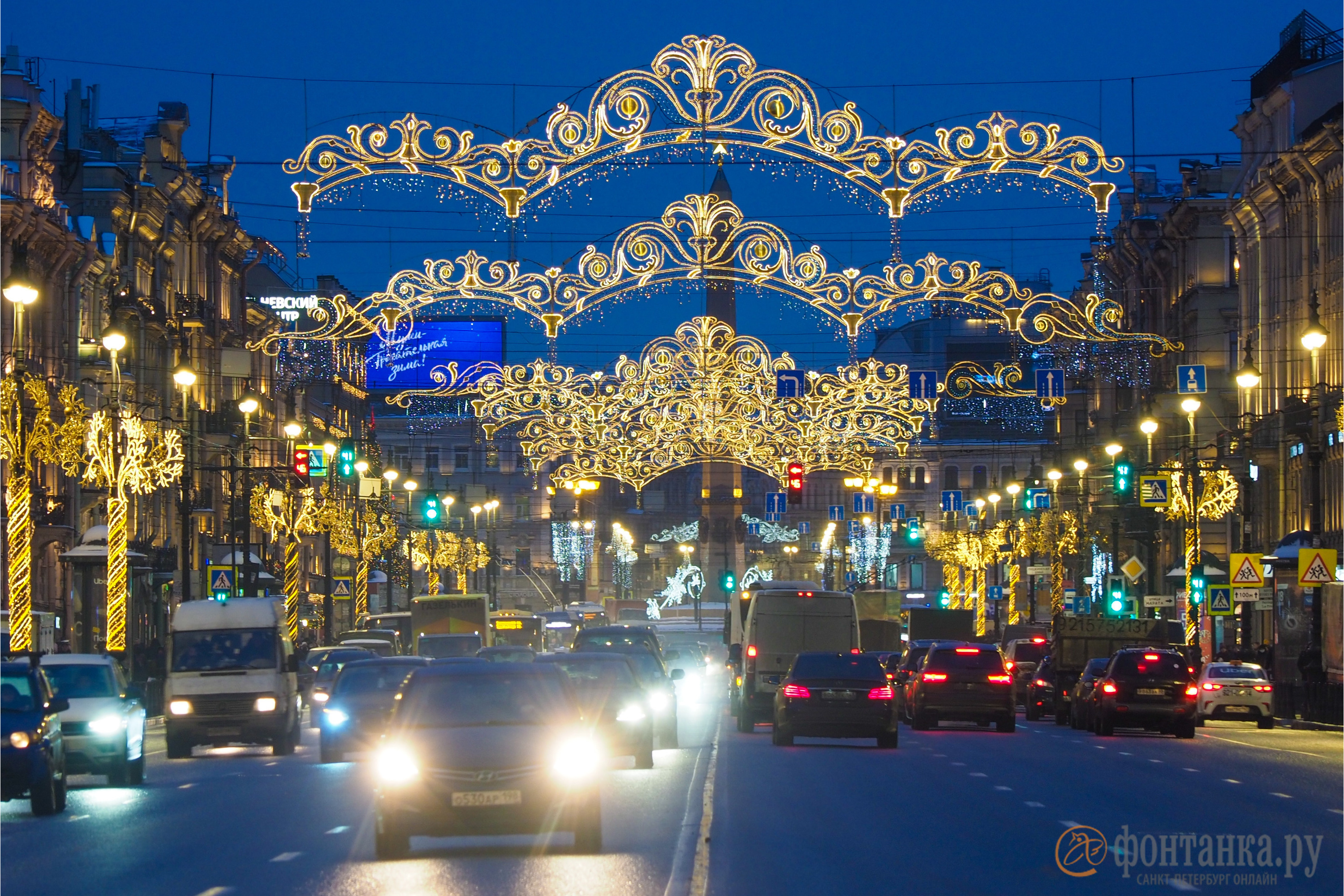 Новогодний петербург. Невский проспект зимой 2022. Новогодний Петербург открытки. Новогодние забавы в Питере. Дворцовый проспект зимой.