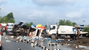 В Кировском районе опрокинулся грузовик с пивом — бутылки высыпались на проезжую часть