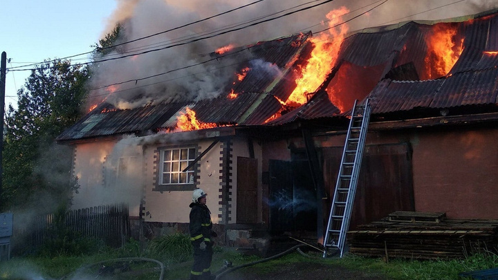 Сгорел за считаные минуты. В Лысьве огонь уничтожил жилой дом. Видео