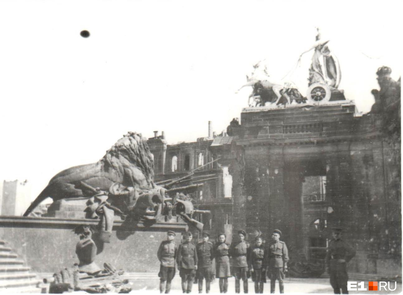 Лев — символ побед Германии — и советские солдаты<br>