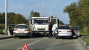 В Кольцово столкнулись грузовик и две «Тойоты» — пожилые мужчина и женщина экстренно госпитализированы