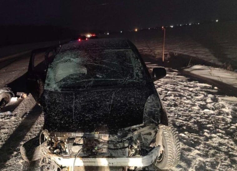 По всей видимости, Nissan Note оказался на встречной полосе во время обгона, инспекторы сейчас это выясняют По всей видимости, Nissan Note оказался на встречной полосе во время обгона, инспекторы сейчас это выясняют