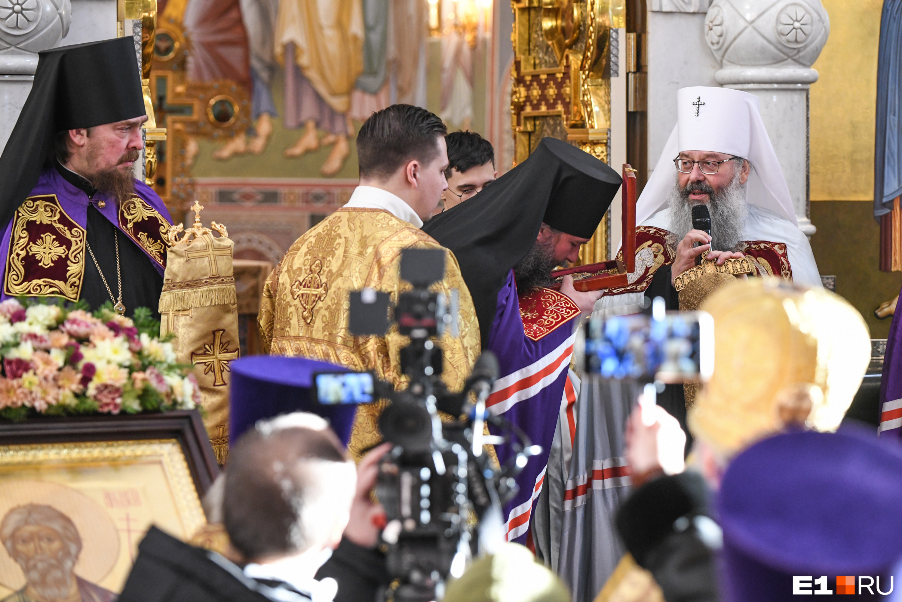 Епископ и митрополит обменялись священными подарками