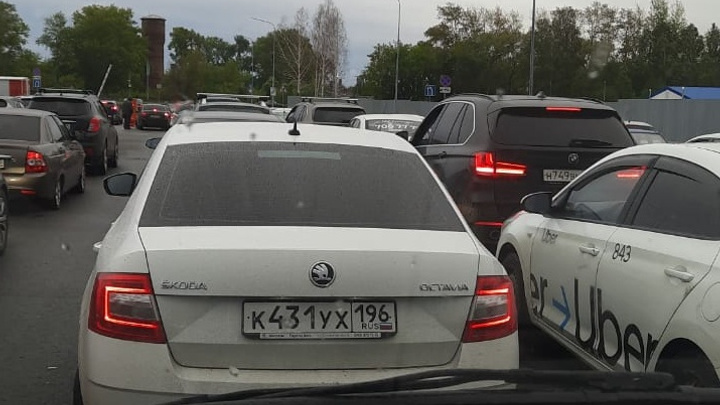 На парковке в аэропорту Челябинска в пробке застряли сотни машин