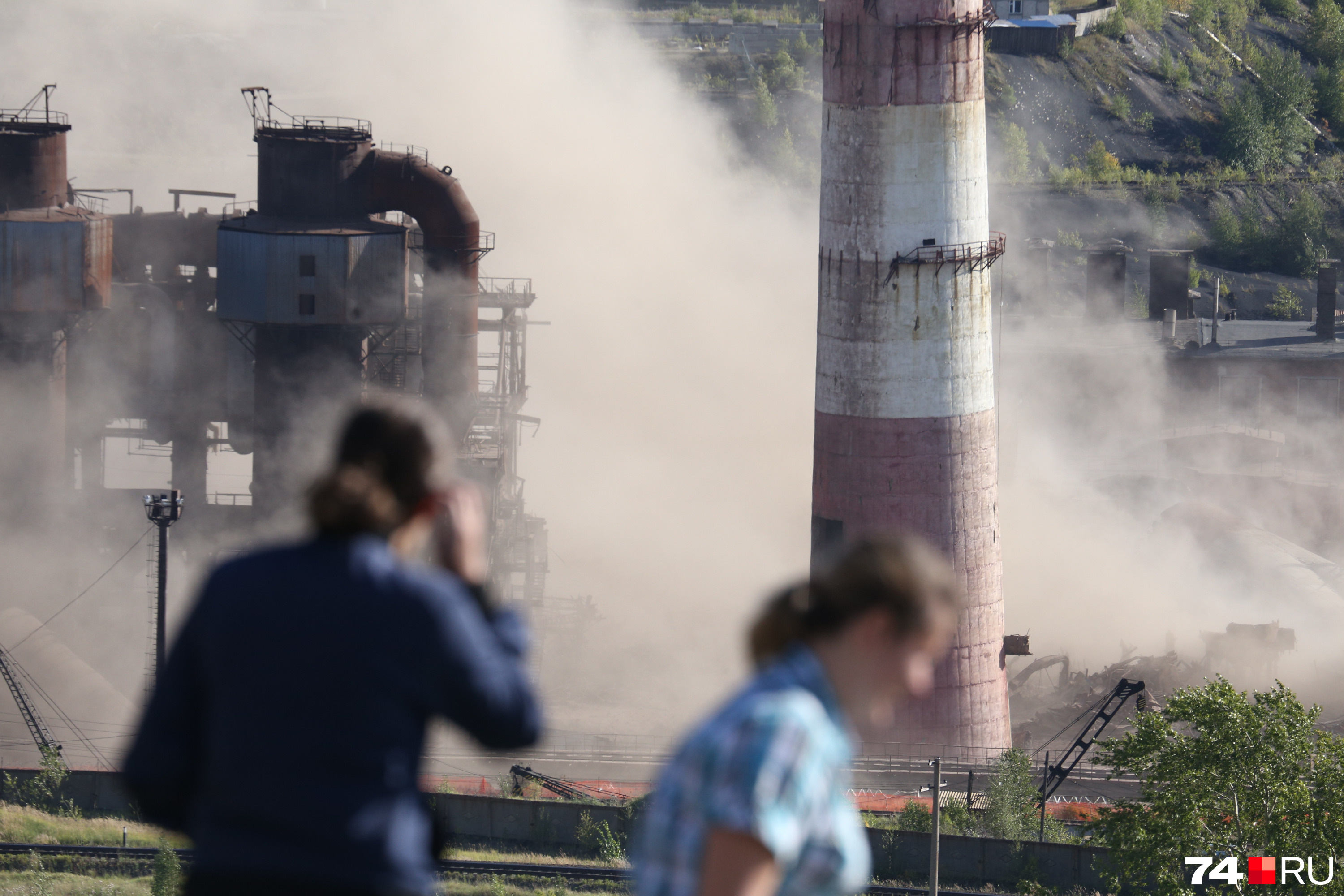 После взрыва над заводом ещё долго стояло облако пыли