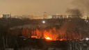 В Октябрьском районе вспыхнула дача: огонь перекинулся на соседний дом