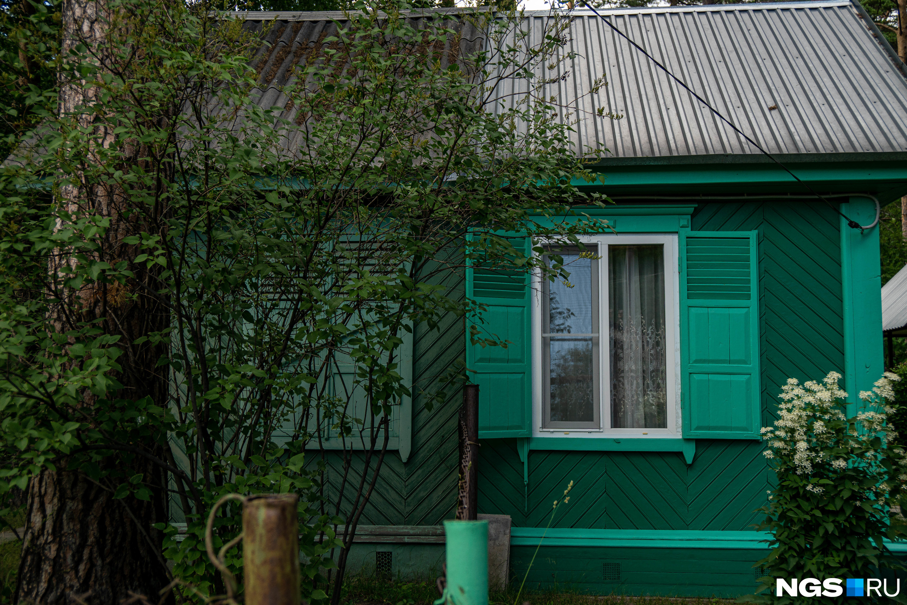 Изначально дома делились на две семьи, и некоторые сохранились именно такими советскими «дуплексами»