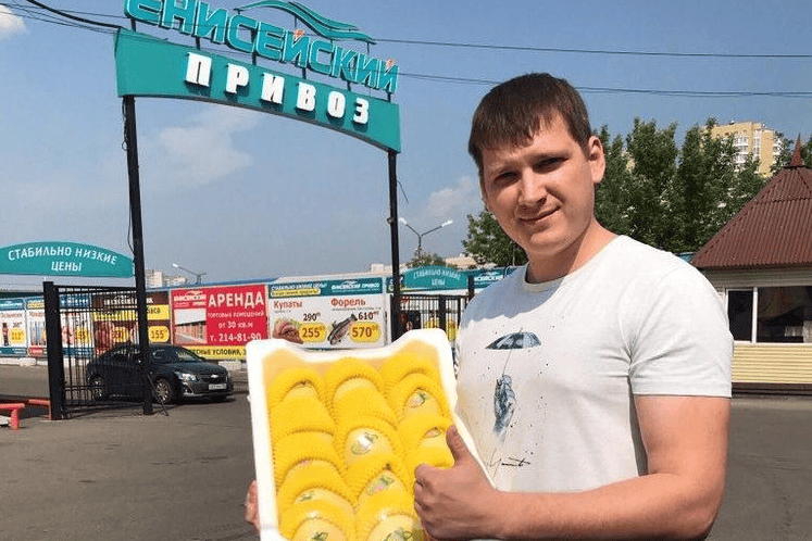 Фрукты закупают по несколько раз в неделю на рынке Фрукты закупают по несколько раз в неделю на рынке