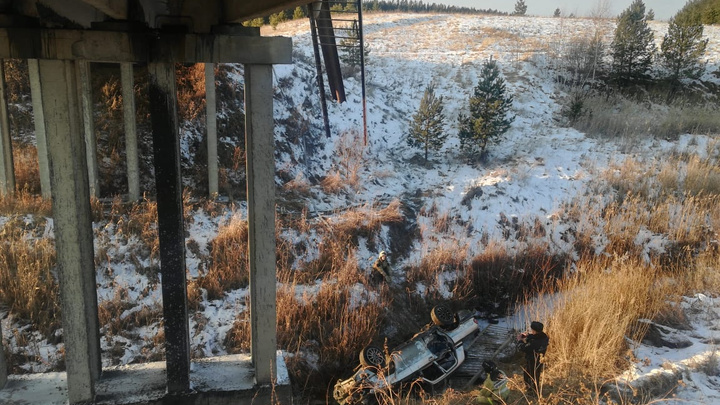 Под Камышловом пьяный водитель «Волги» слетел с моста и погубил пассажира