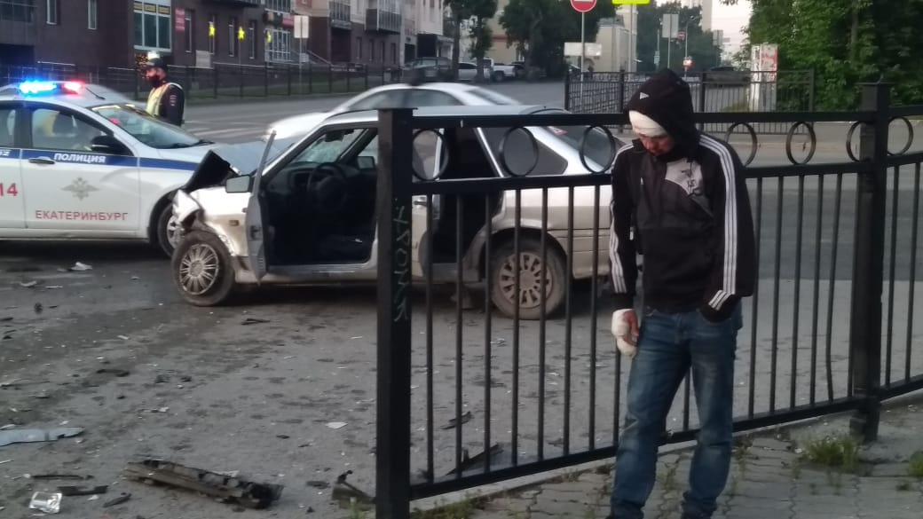 Пассажир еле держался на ногах от опьянения, а затем попытался убежать от полиции Пассажир еле держался на ногах от опьянения, а затем попытался убежать от полиции