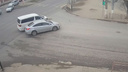 «Хотел проскочить быстрее всех»: в Волгограде водитель минивэна устроил аварию на оживленном перекрестке
