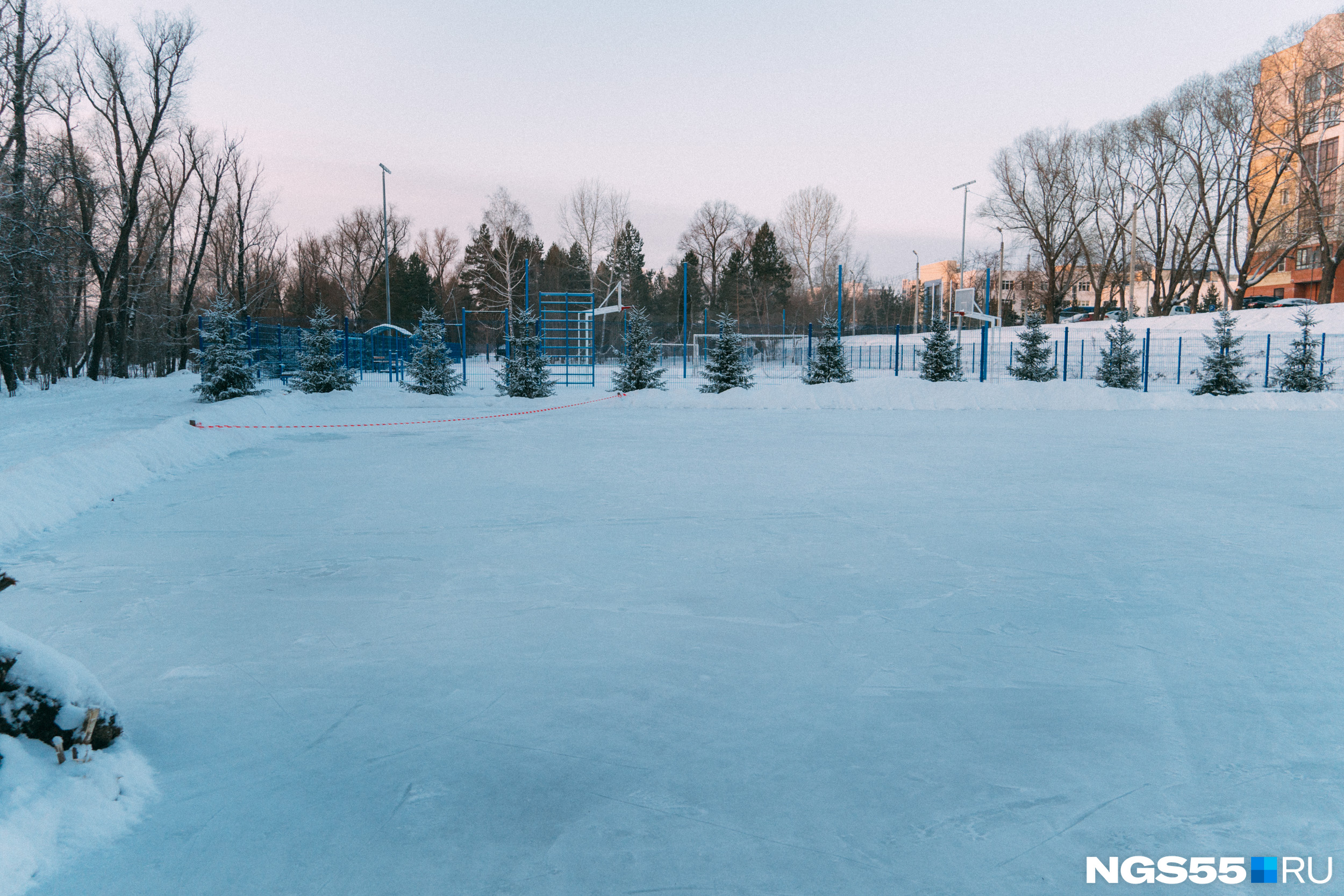 Вдали виднеется опустевшая в зимние морозы спортивная площадка