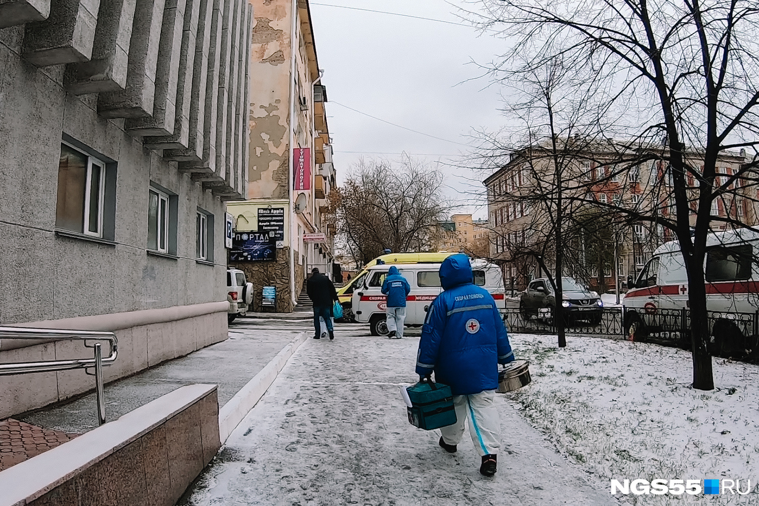 Сотрудники омских скорых проводят большую часть суточного дежурства в очередях на томографию и в ожидании койки для пациента Сотрудники омских скорых проводят большую часть суточного дежурства в очередях на томографию и в ожидании койки для пациента